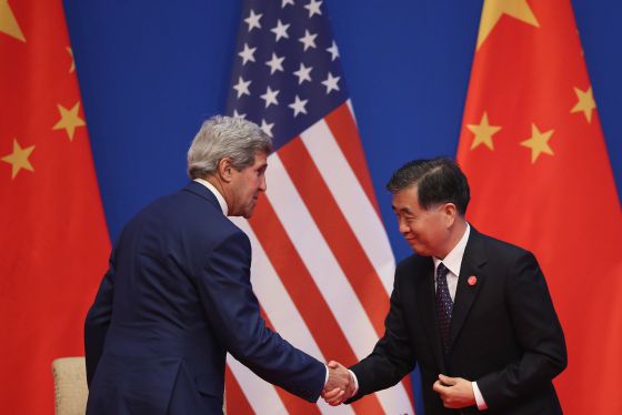El secretario de estado estadounidense John Kerry y el viceprimer ministro chino Wang Yang se dan un apretón de manos.
